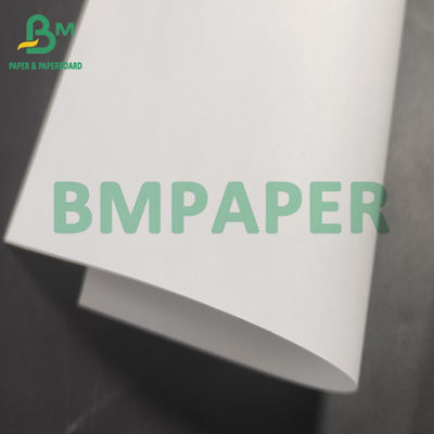 A madeira reduz a polpa o rolo branco do papel bond, deslocou imprimir o texto sem revestimento liso 70# de papel