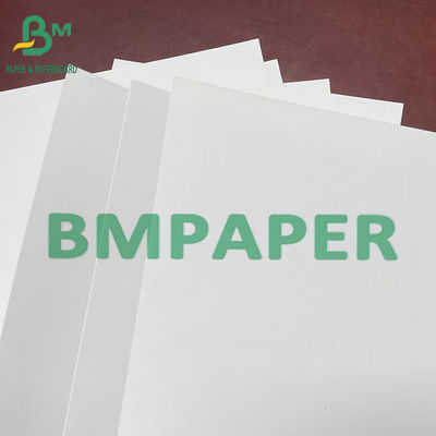 Um lado revestiu o papel de marfim branco lustroso com a polpa de madeira descorada