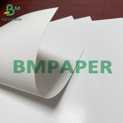 Um lado revestiu o papel de marfim branco lustroso com a polpa de madeira descorada