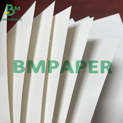Um lado revestiu o papel de marfim branco lustroso com a polpa de madeira descorada