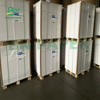 as folhas de papel absorventes de 700mm x de 1000mm super absorvem a superfície plana líquida