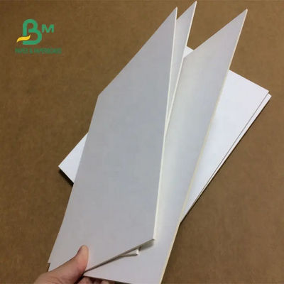 O cartão branco laminado de revestimento cobre 72 x 102cm 1mm 2mm 3mm para a caixa de presente