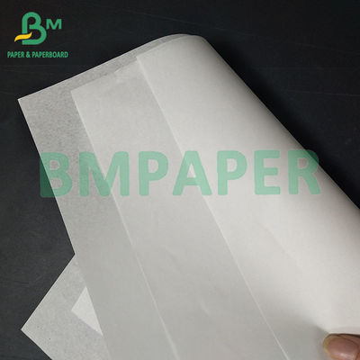 Papel à prova de óleo branco e à prova de água de qualidade alimentar é usado para alimentos fritos